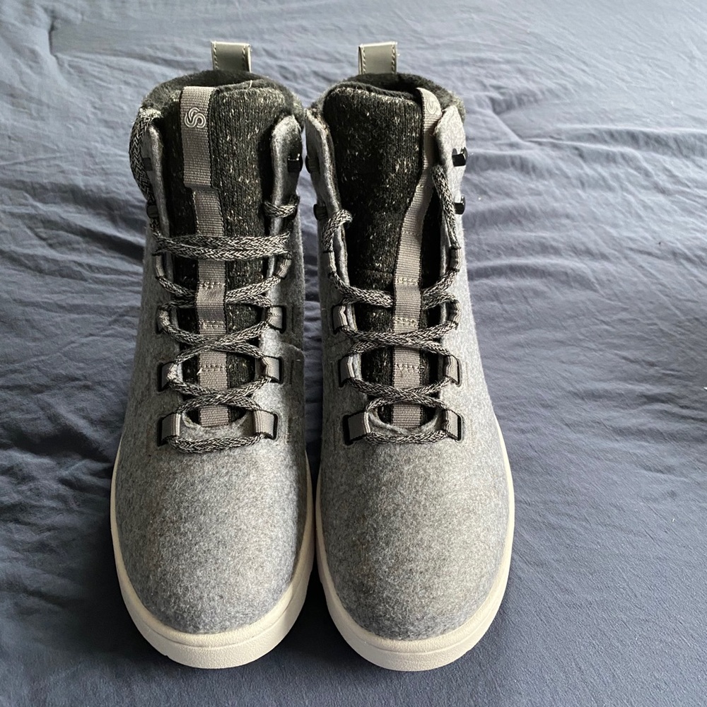 Size 8 men’s Clark’s